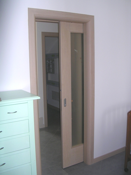 Porta scorrevole vetro e legno modello n padova realizzazione ... Porte scorrevoli vetro e legno