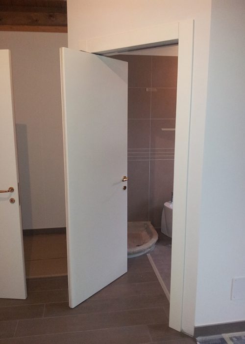 Porta laccata modello retrotraslante