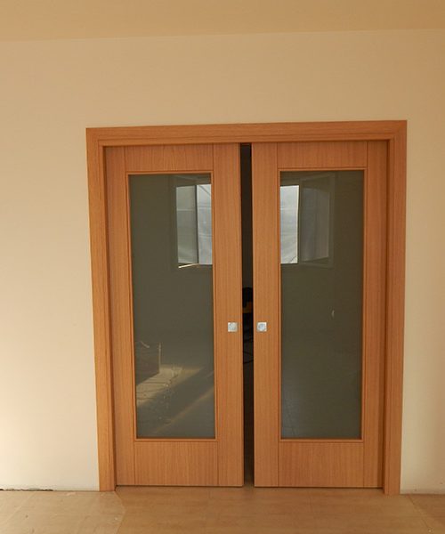 Porta scorrevole a due ante in rovere naturale