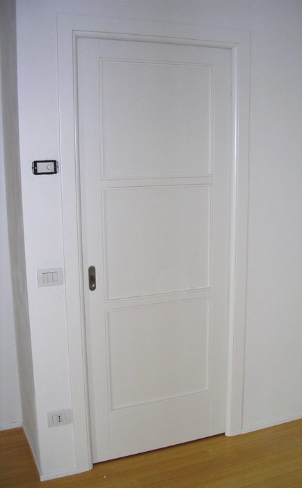 Porta scorrevole in legno a tre riquadri