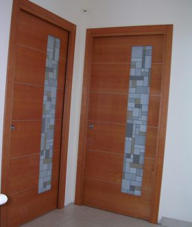 Porta scorrevole vetro e legno con inserti in alluminio – Modello K