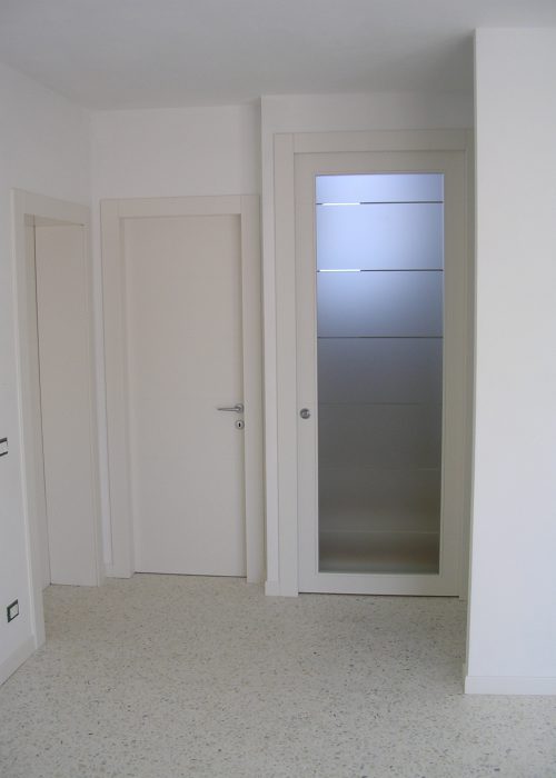 Porte interne laccate con casse alla trentina